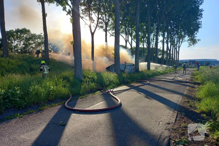 Brandende schuur veroorzaakt veel rook