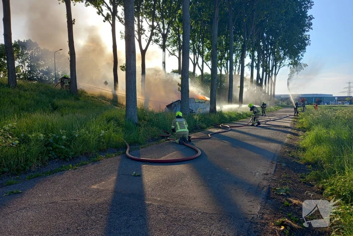 Brandende schuur veroorzaakt veel rook