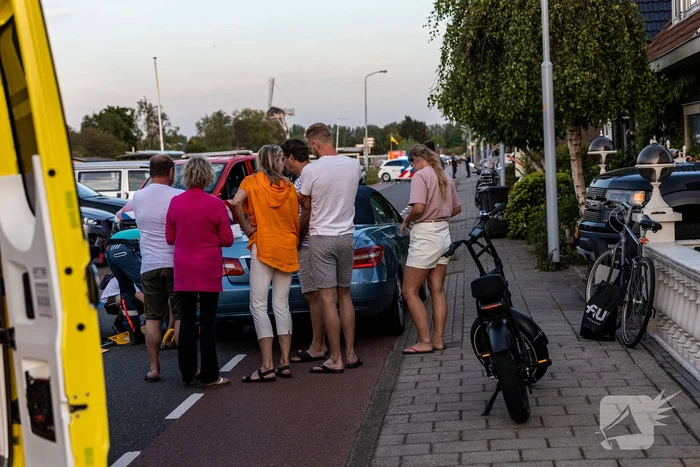 Fietser botst op auto en raakt gewond
