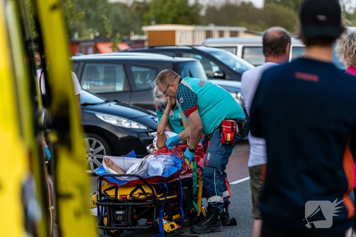 Fietser botst op auto en raakt gewond