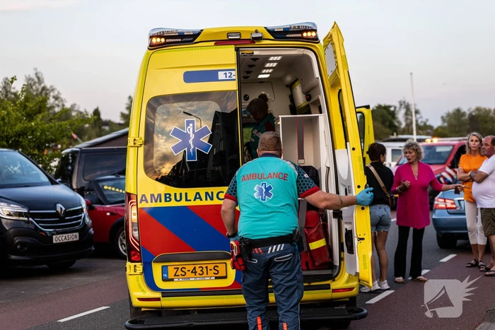 Fietser botst op auto en raakt gewond