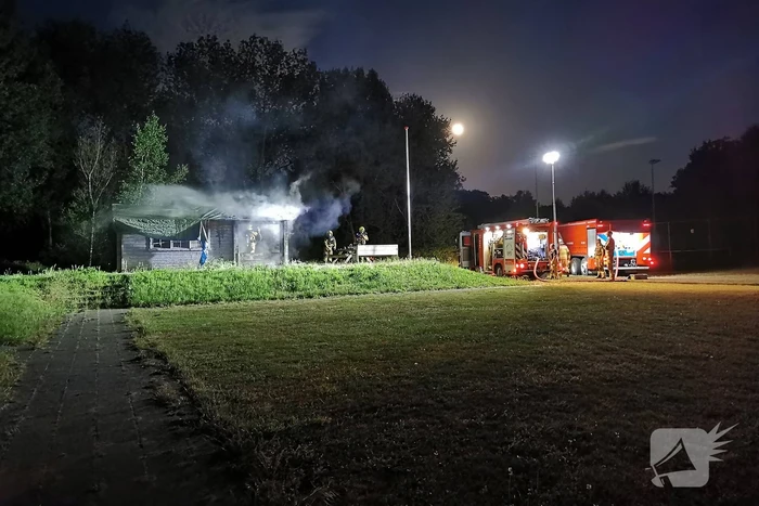 Brandweer blust houten gebouw bij tennisclub