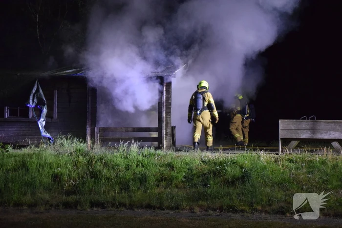 Brandweer blust houten gebouw bij tennisclub