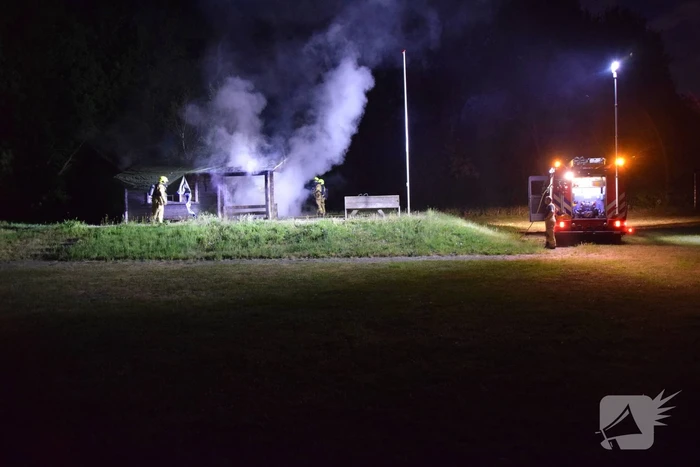 Brandweer blust houten gebouw bij tennisclub