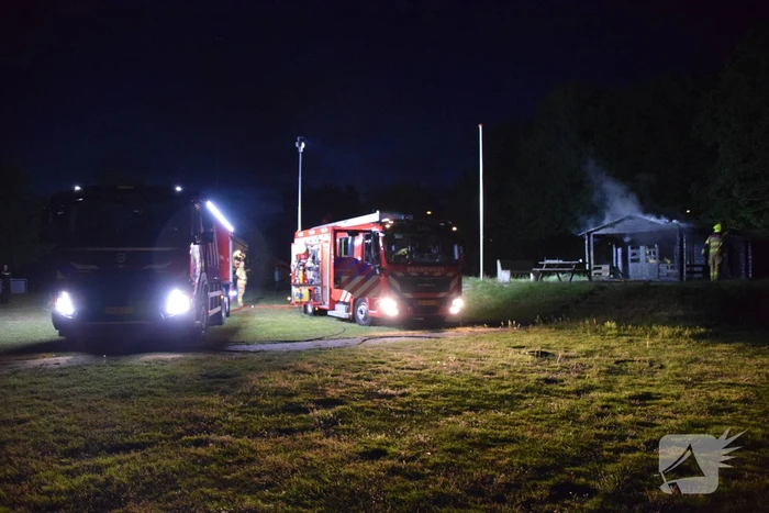 Brandweer blust houten gebouw bij tennisclub