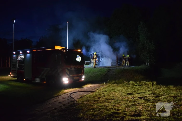Brandweer blust houten gebouw bij tennisclub