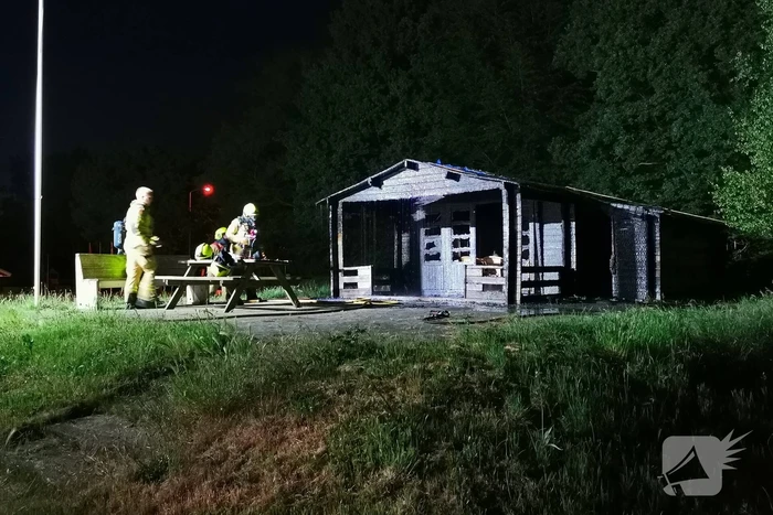 Brandweer blust houten gebouw bij tennisclub