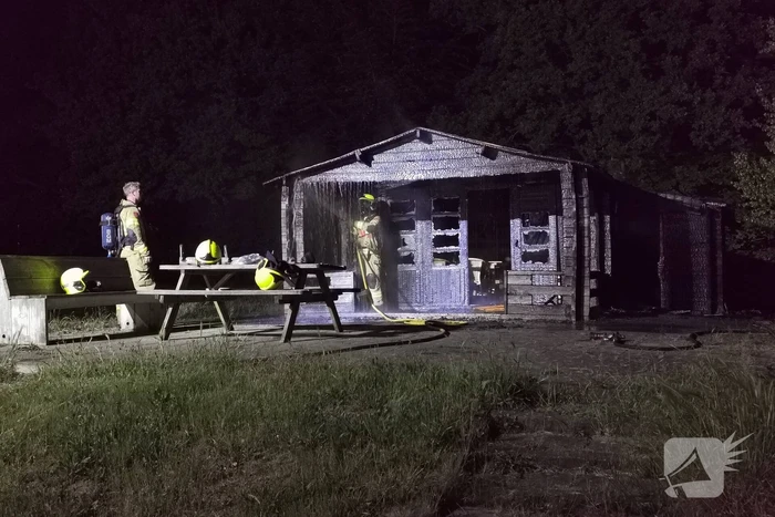 Brandweer blust houten gebouw bij tennisclub