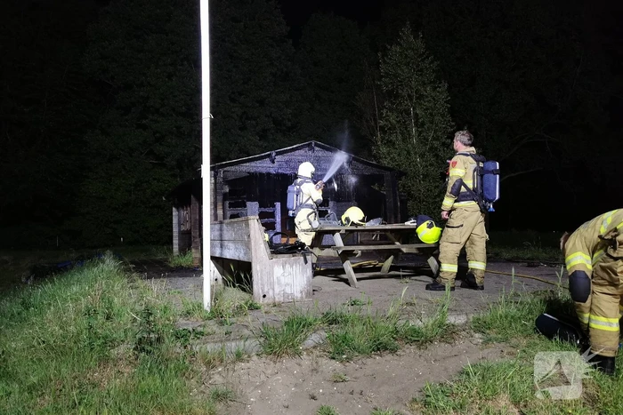 Brandweer blust houten gebouw bij tennisclub