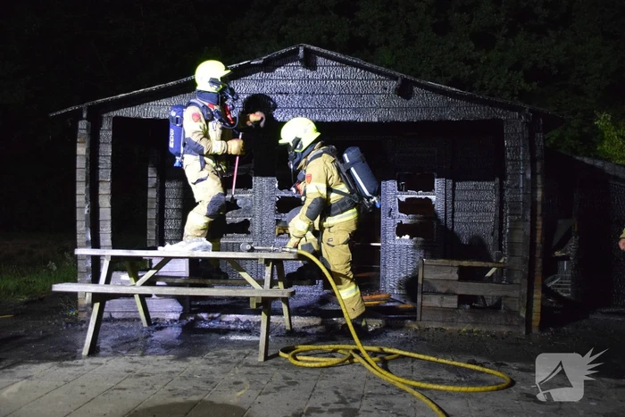 Brandweer blust houten gebouw bij tennisclub