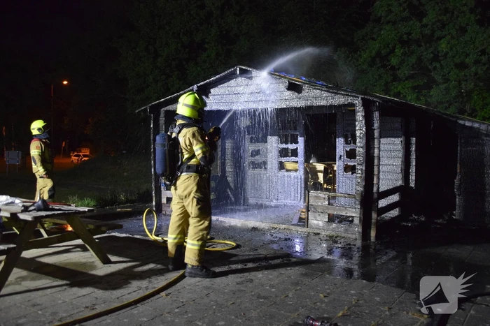 Brandweer blust houten gebouw bij tennisclub
