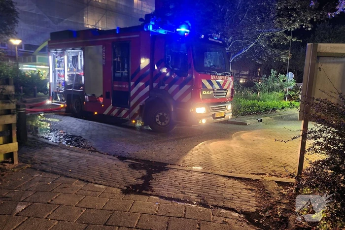 Bewerkingsmiddelen harddrugs aangetroffen na brand in flatwoning