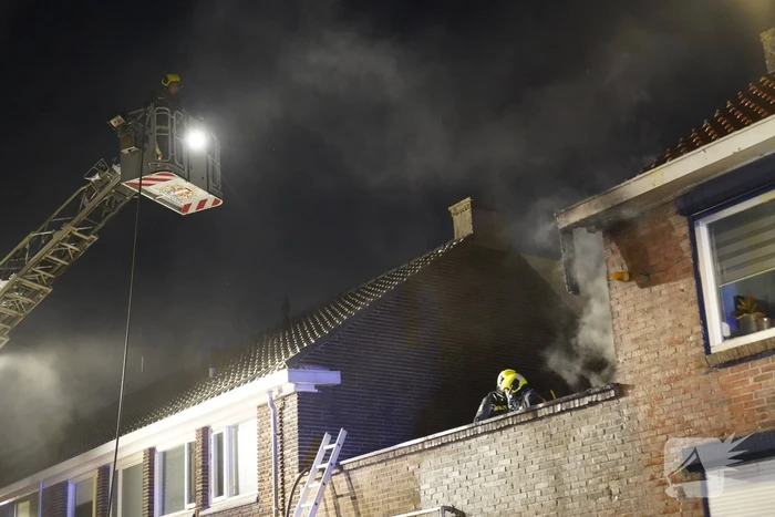 Brandweer redt katten uit woning bij brand