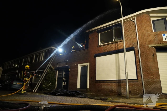 Brandweer redt katten uit woning bij brand