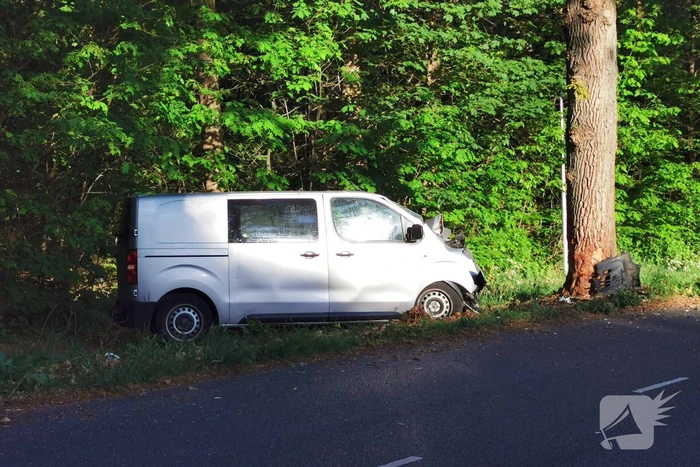 Bestelbus raakt van de weg botst tegen boom