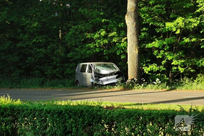 Bestelbus raakt van de weg botst tegen boom
