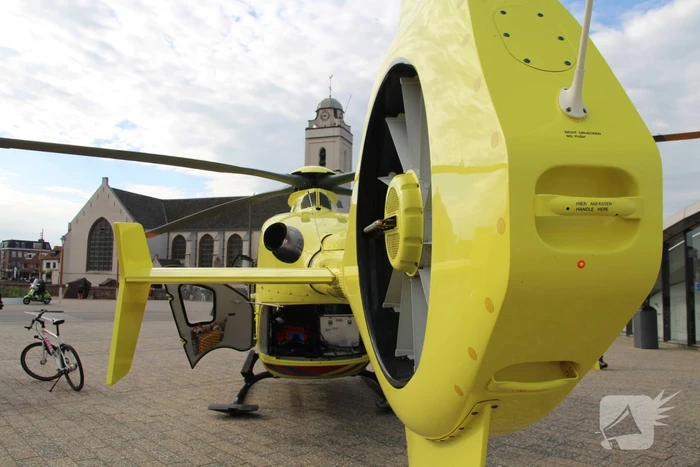 Traumahelikopter landt voor Andreaskerk