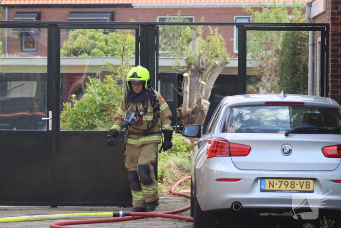 Bewoner gewond bij blussen van brand