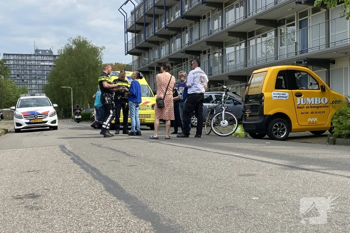 Jumbo-bezorgmobiel in botsing met e-biker