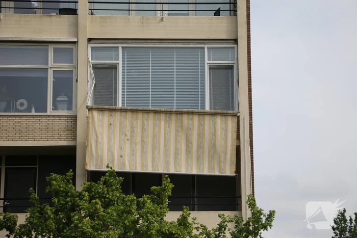 Losgewaaid zonnescherm verwijderd door brandweer