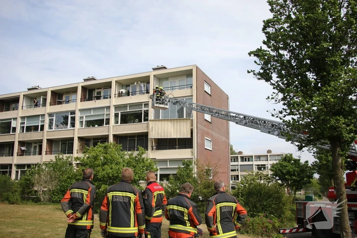 Losgewaaid zonnescherm verwijderd door brandweer