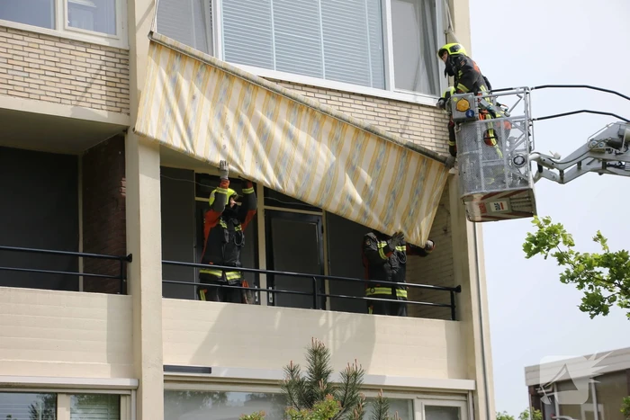 Losgewaaid zonnescherm verwijderd door brandweer