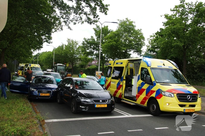 Flinke schade bij botsing tussen meerdere voertuigen