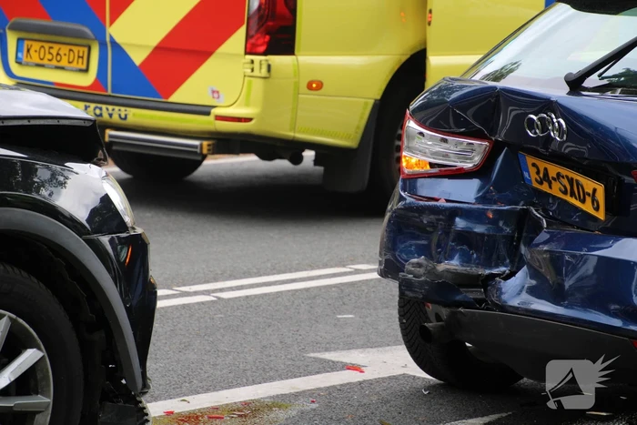 Flinke schade bij botsing tussen meerdere voertuigen