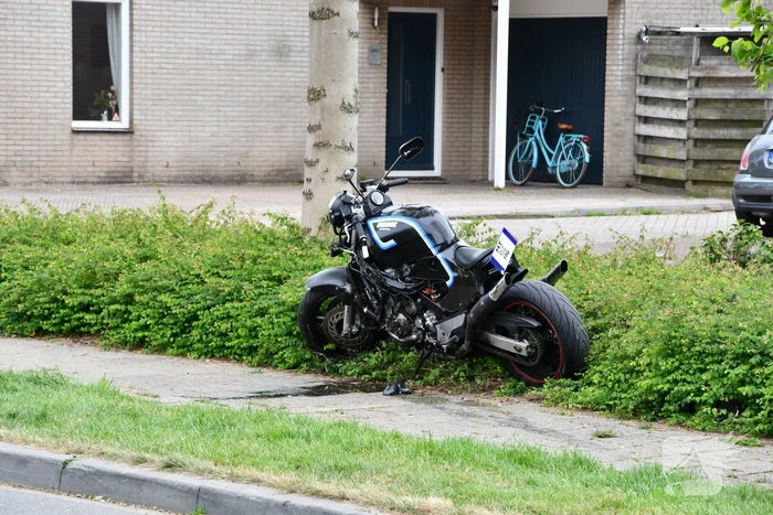 Motorrijder vliegt uit de bocht