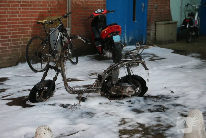 Scooter volledig verwoest vanwege brand