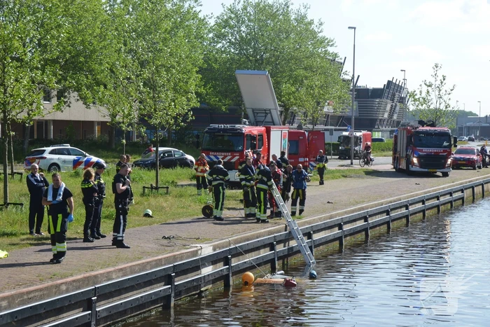 Duikers zoeken naar opvarende bij gezonken boot