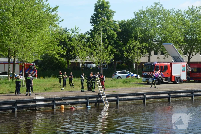 Duikers zoeken naar opvarende bij gezonken boot