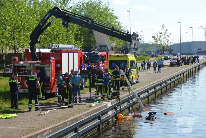 Duikers zoeken naar opvarende bij gezonken boot