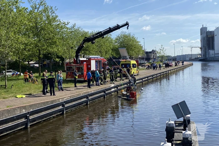 Duikers zoeken naar opvarende bij gezonken boot