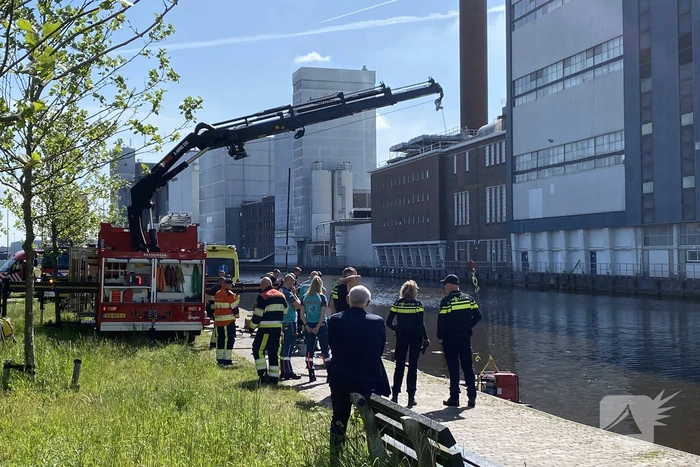Duikers zoeken naar opvarende bij gezonken boot