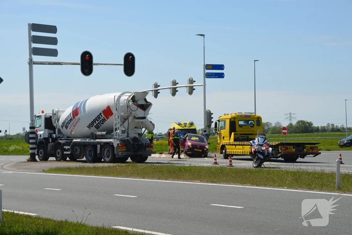 Vrachtwagen met betonmixer betrokken bij botsing