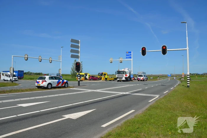 Vrachtwagen met betonmixer betrokken bij botsing