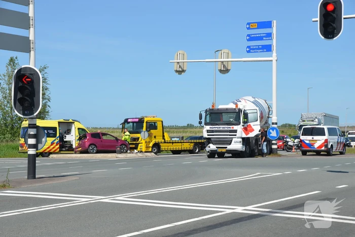 Vrachtwagen met betonmixer betrokken bij botsing