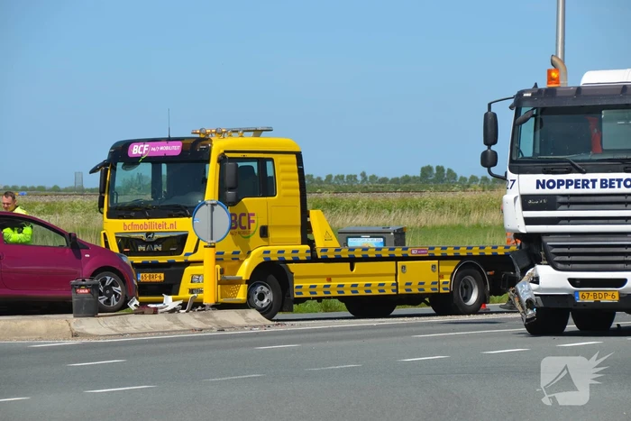 Vrachtwagen met betonmixer betrokken bij botsing