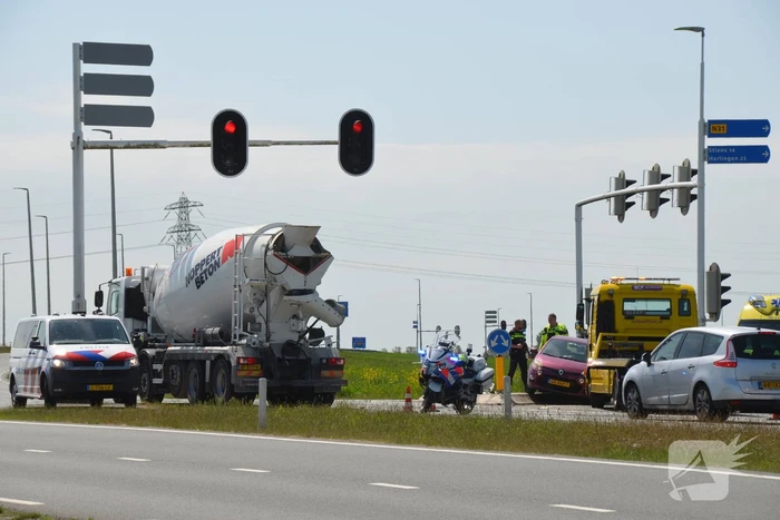 Vrachtwagen met betonmixer betrokken bij botsing