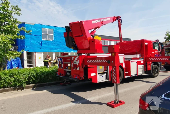 Brand op dak van bedrijfspand