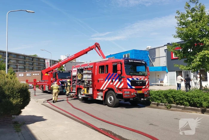 Brand op dak van bedrijfspand