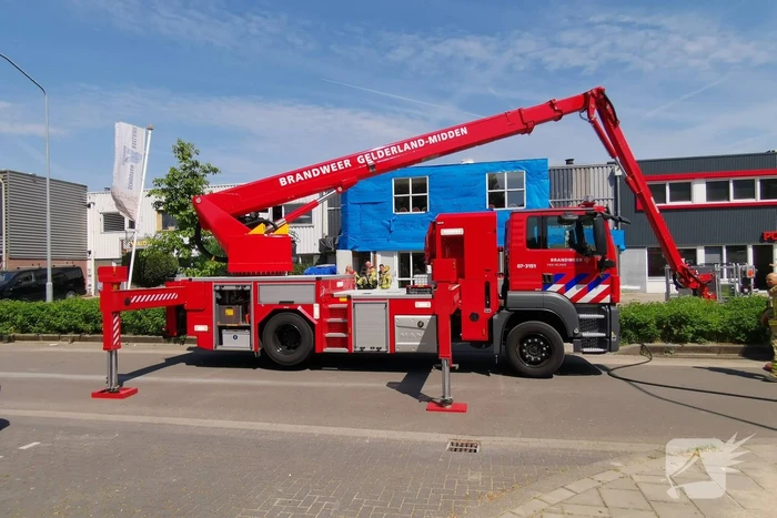 Brand op dak van bedrijfspand