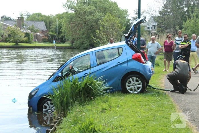 Auto rolt water in na vergeten handrem