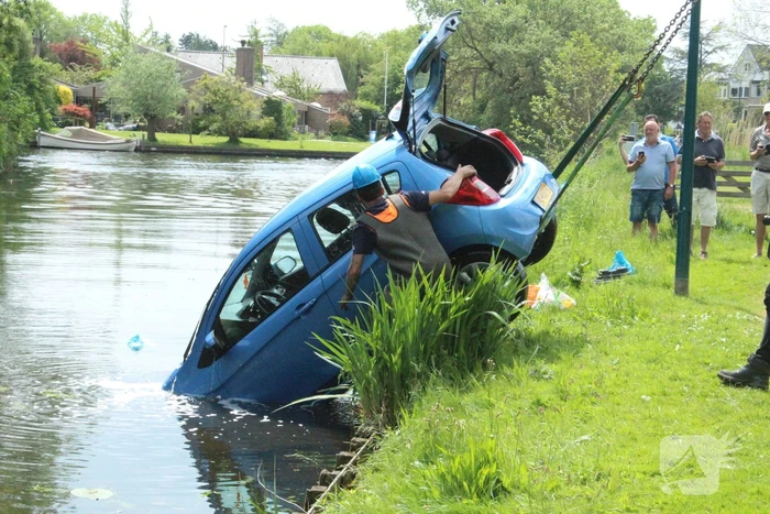 Auto rolt water in na vergeten handrem