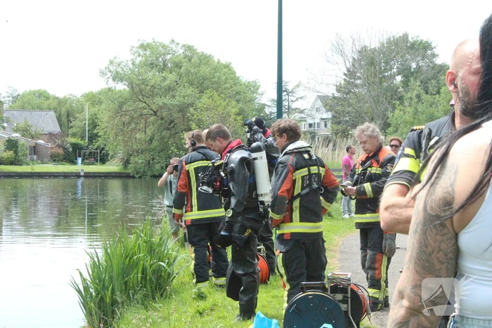 Auto rolt water in na vergeten handrem