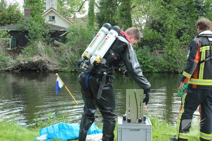 Auto rolt water in na vergeten handrem