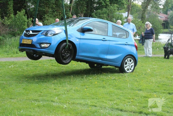 Auto rolt water in na vergeten handrem