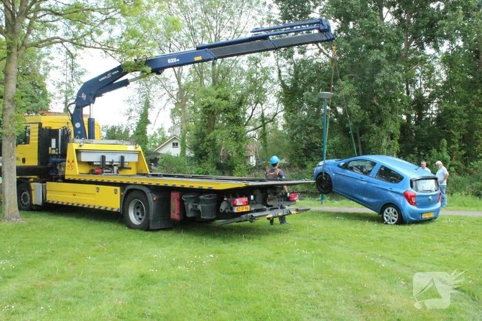 Auto rolt water in na vergeten handrem