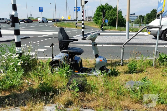 Bestelbus botst op scootmobiel
